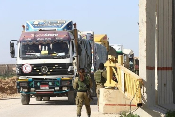 הצבא הישראלי מאפשר לחמושים לבזוז משאיות סיוע בעזה