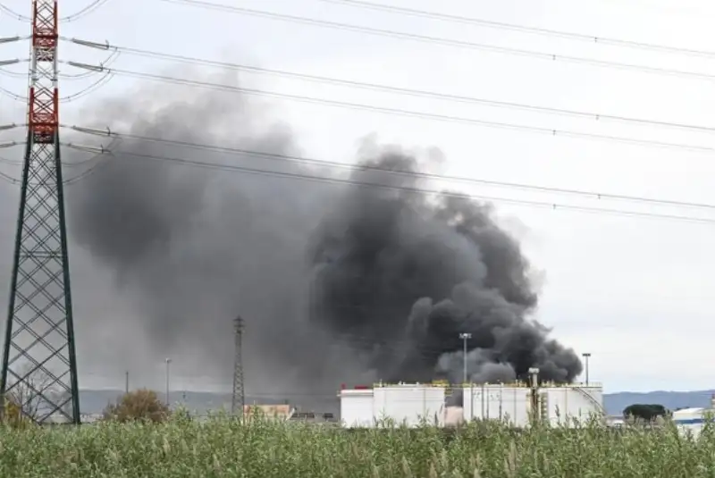 یک انبار سوخت در ایتالیا دچار حریق شد +فیلم