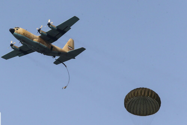 Iran, Belarus kick off joint parachuting drills in Bushehr