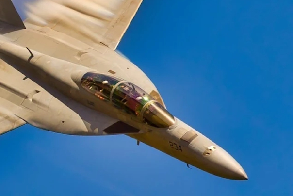 הכוחות המזוינים התימנים מפילים מטוס F-18 אמריקאי ומכוונים נושאת מטוסים בים האדום