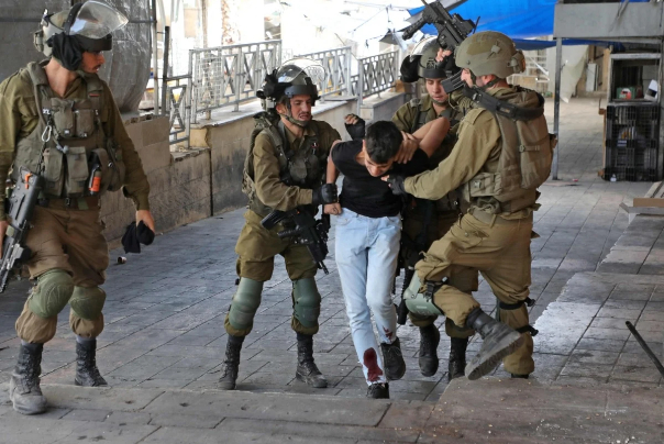 המעצרים נמשכים בגדה המערבית, וצעיר פלסטיני נפצע מכדורי הכיבוש בטול כרם