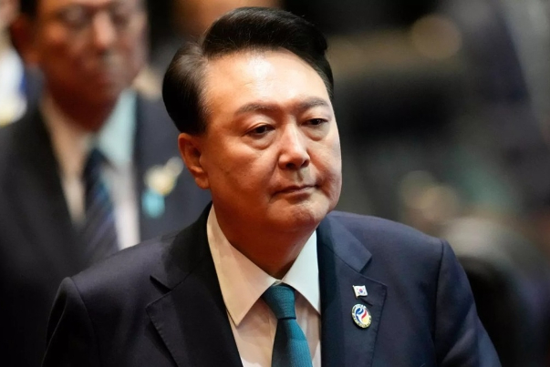 尹锡烈终于出庭