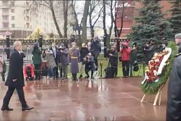 Пезешкиян возложил цветы к могиле Неизвестного солдата в России