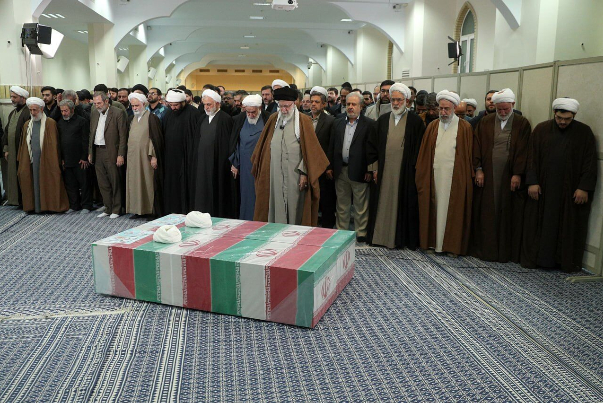 قائد الثورة الإسلامية يقيم الصلاة على جثمان القاضيين الشهيدين