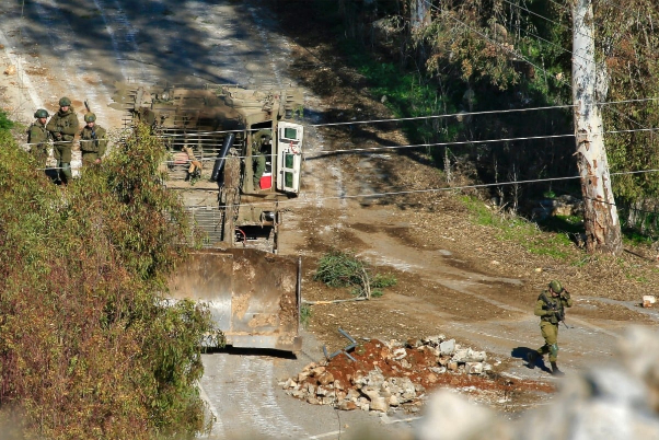 קצין ישראלי ושני חיילים נפצעו בפיצוץ מטען חבלה בדחפור כיבוש בדרום לבנון