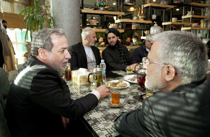 FM Araghchi attends local cafe, shops in Kabul