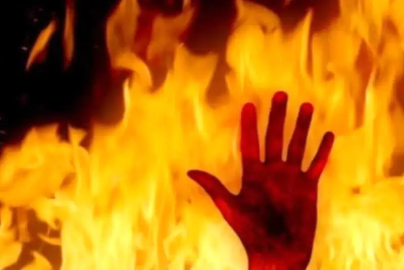 پدر خانه و خانواده‌اش را آتش زد