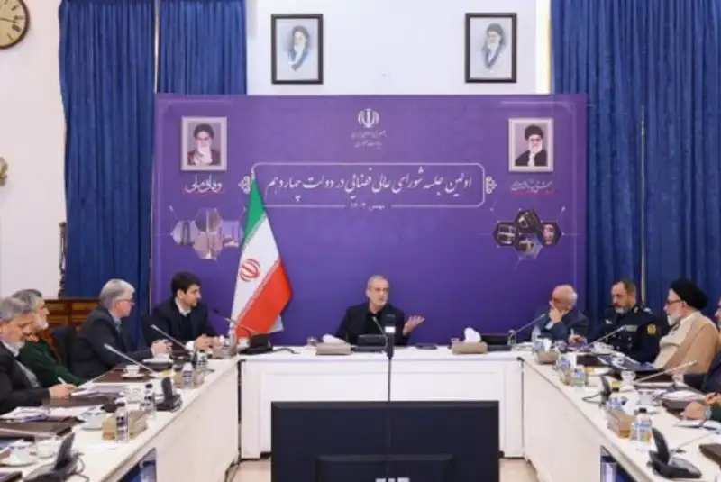 پزشکیان: باید تولیدات و محصولات صنعت فضایی را به سمت حل مشکلات کشور هدایت کنیم
