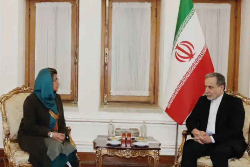 معاون وزیر خارجه پاکستان با عراقچی دیدار کرد