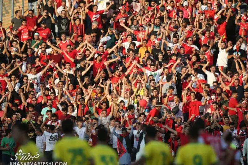 بازداشت 2 تماشاگر زن مسابقه پرسپولیس - تراکتور