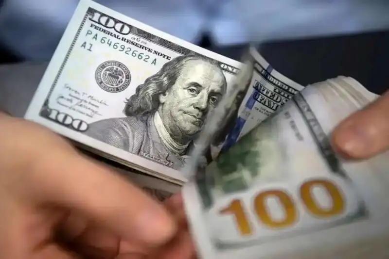 قیمت ارز همچنان می تازد/ گرانی ارز چه بر سر امنیت روانی می‌آورد؟
