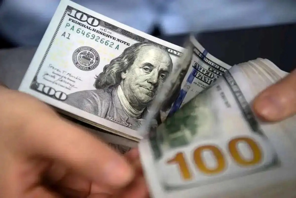 قیمت ارز همچنان می تازد/ گرانی ارز چه بر سر امنیت روانی می‌آورد؟