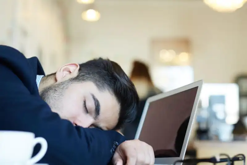 فواید چرت زدن در محل کار