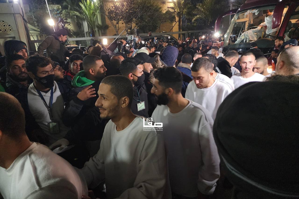 الدفعة السابعة من الأسرى الفلسطينيين المحررين تصل إلى رام الله.. والصليب الأحمر يتسلّم جثث 4 أسرى إسرائيليين