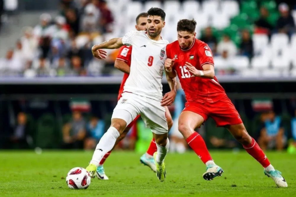 پایان بازی؛ ایران 2 - 0 امارات/توقف بازی به دلیل خاموشی نورافکن‌ها/حضور پزشکیان در ورزشگاه