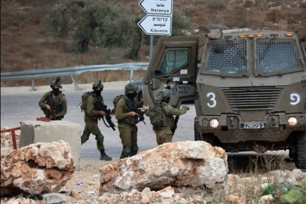 כוחות הכיבוש מסתערים על ערים ועיירות בגדה המערבית, פותחים פשיטות ומעצרים.