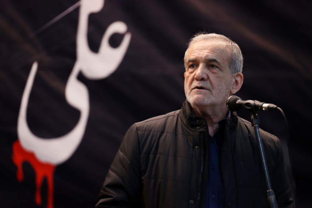 پزشکیان:  باید به یکدیگر کمک کنیم تا جامعه‌ای با صلح و آرامش بسازیم