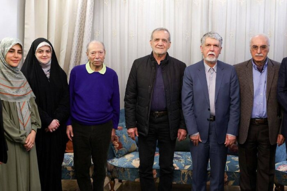 دیدار پزشکیان با علی نصیریان به مناسبت روز جهانی تئاتر/استاد نصیریان: شما گره گشا هستید