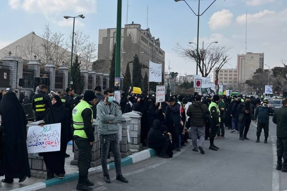 برخورد قاطع پلیس با تحصن غیرقانونی مقابل مجلس
