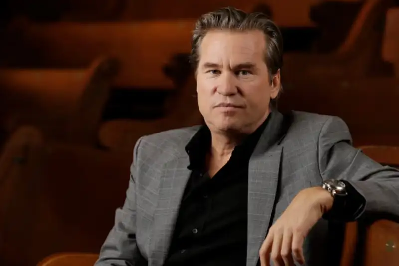 بازیگر نقش‌های بتمن و جیم موریسون، در 65 سالگی درگذشت