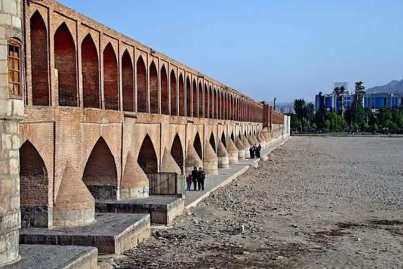 جدال بر سر آخرین قطره‌های زاینده‌رود
