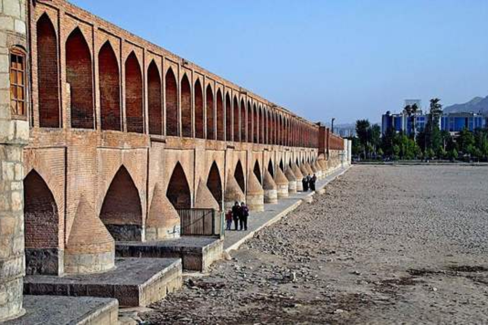 جدال بر سر آخرین قطره‌های زاینده‌رود