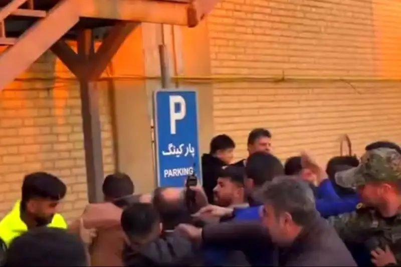 حمله باورنکردنی هواداران ملوان به مدیر رسانه هوادار! + فیلم