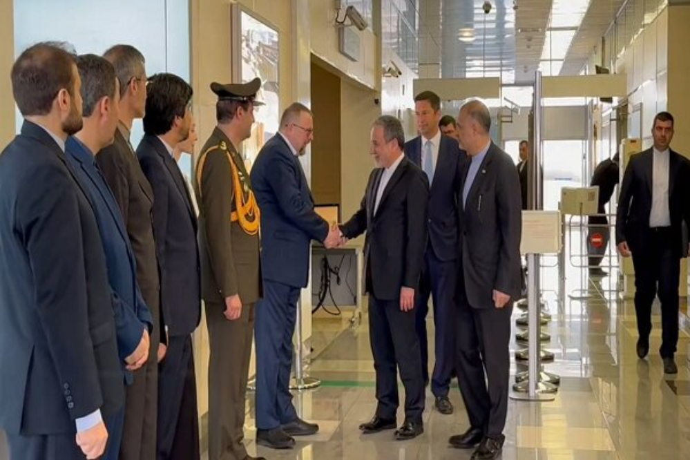 עבאס עראקצ'י מגיע למוסקבה + וידאו