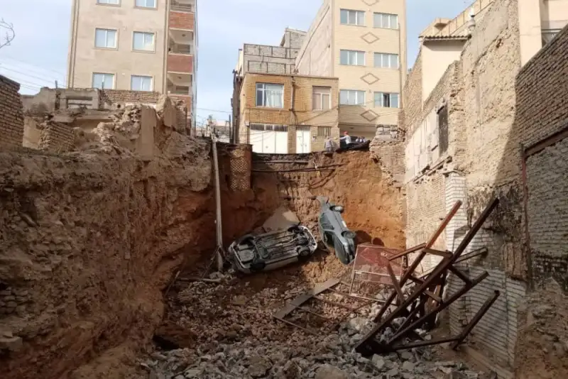 سقوط آزاد دو خودرو در ساختمان نیمه کاره!