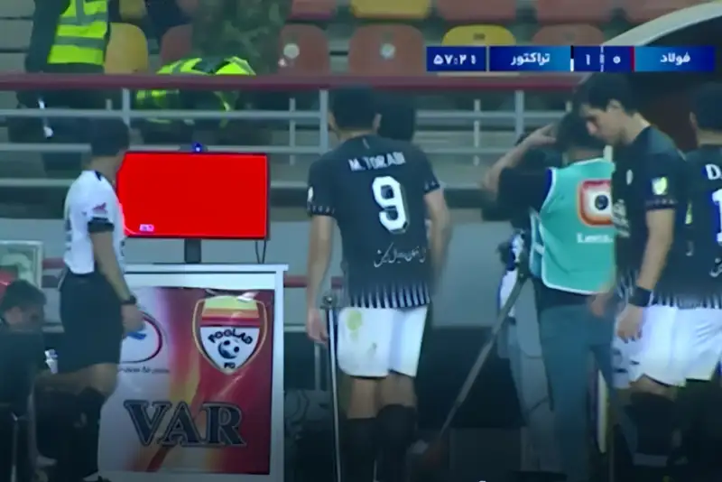 VAR قطع شد | 17 دقیقه توقف در بازی فولاد- تراکتور