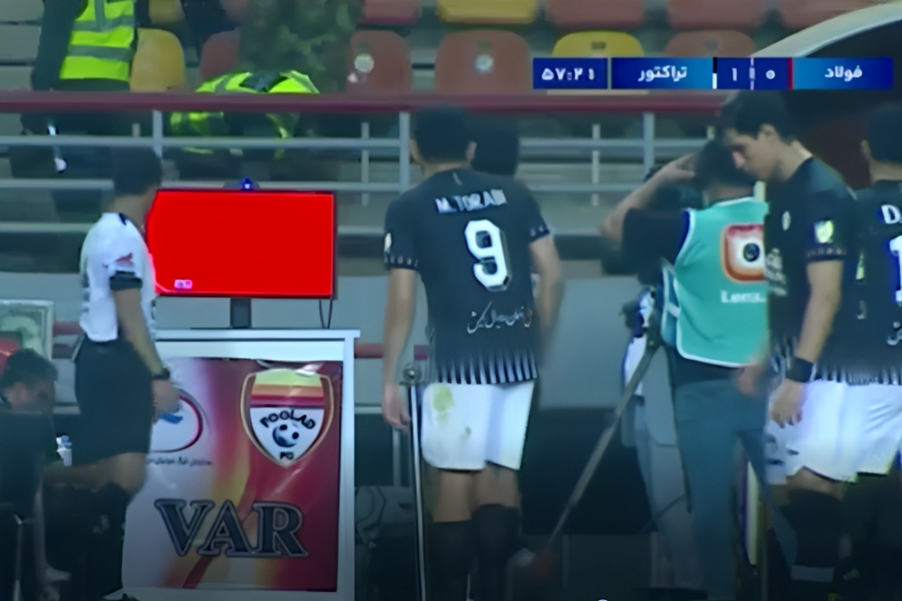 VAR قطع شد | 17 دقیقه توقف در بازی فولاد- تراکتور