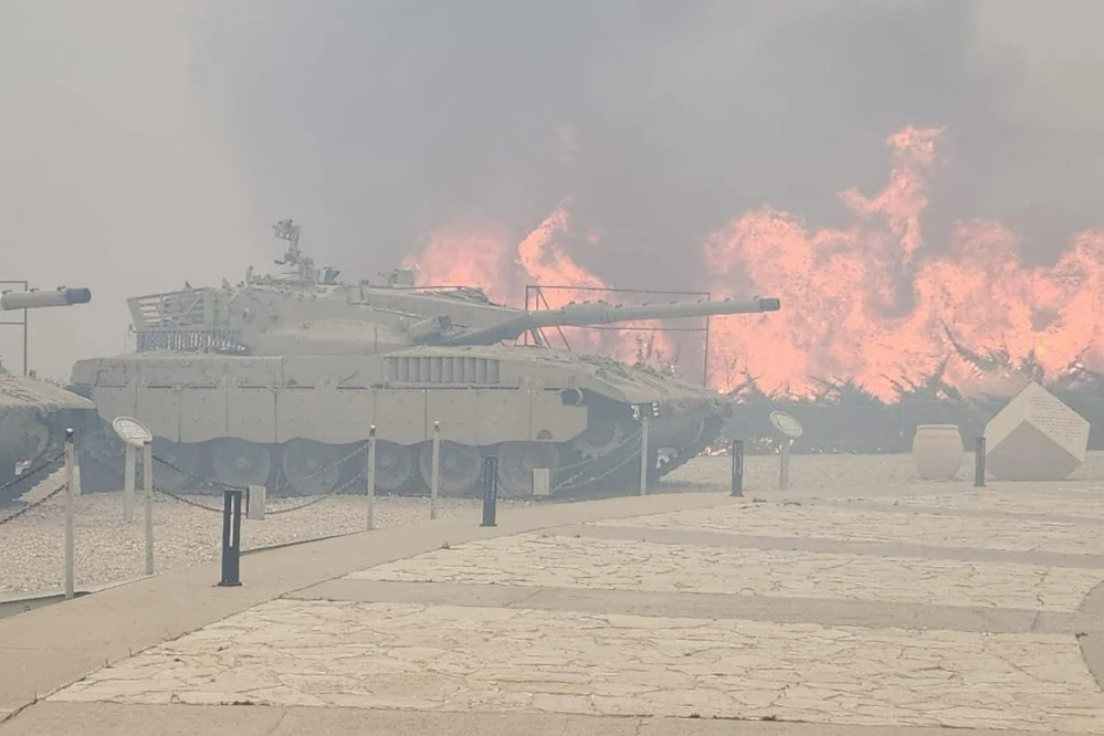 שריפות ענק ממערב לירושלים גרמו לישראל להכריז על מצב חירום ולפנות התנחלויות.