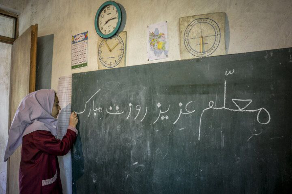 کار دست معلّم نیست