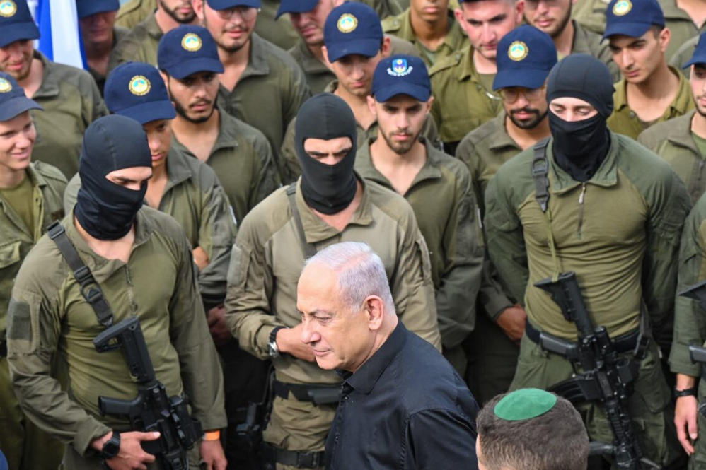 מחשש להיעצר בחו"ל, שומרי ראשו של נתניהו עוטים מסכות.