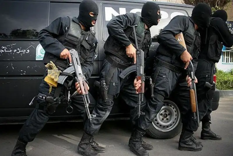 تصاویر واقعی از کشف و ورود پلیس به مخفیگاه سارقان مسلح+ فیلم