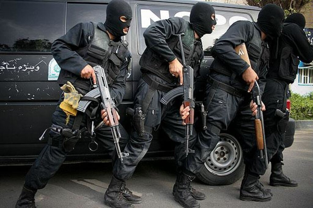 تصاویر واقعی از کشف و ورود پلیس به مخفیگاه سارقان مسلح+ فیلم