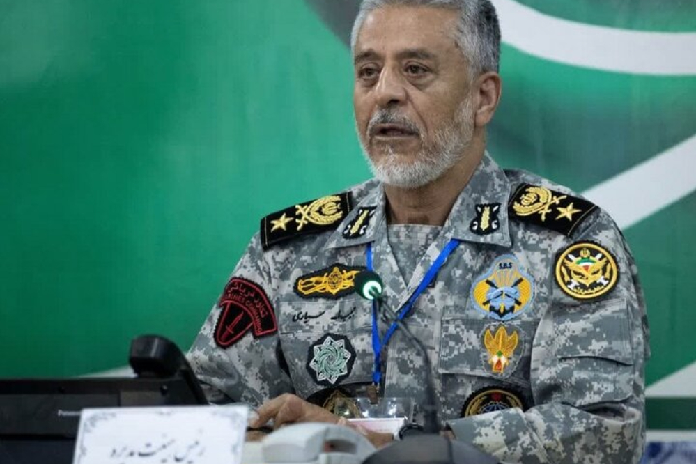 الأدميرال سياري: يجب تحديث وتحسين معداتنا الدفاعية والاستعداد للمعارك المستقبلية
