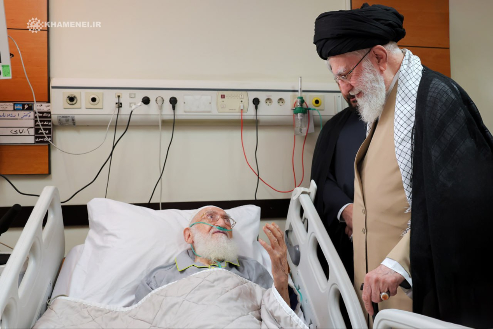 رهبر معظم انقلاب از حضرت آیت‌الله نوری همدانی عیادت کردند+فیلم