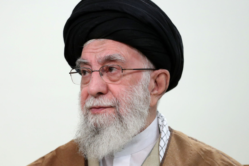 Leader emphasizes the role of religious scholars in shaping new Islamic civilization