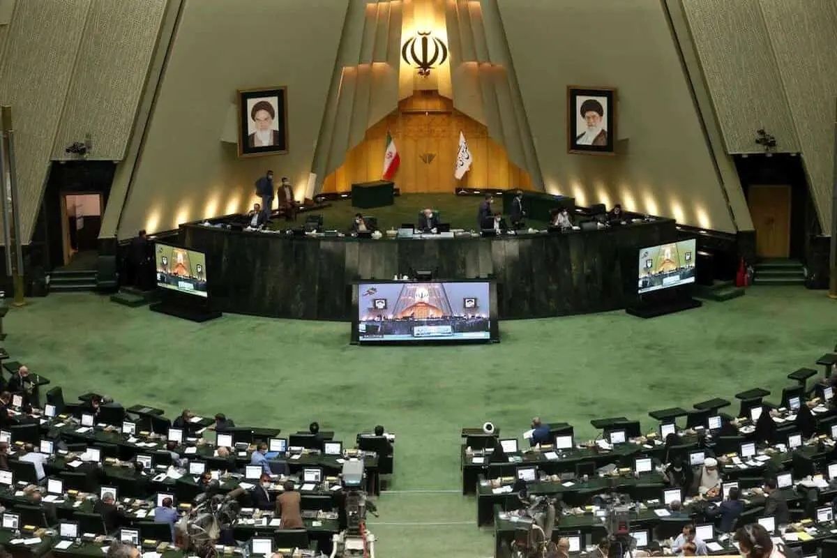 وقتی مدارس 6 صبح باز می‌شوند، چرا مجلس نه؟ + فیلم
