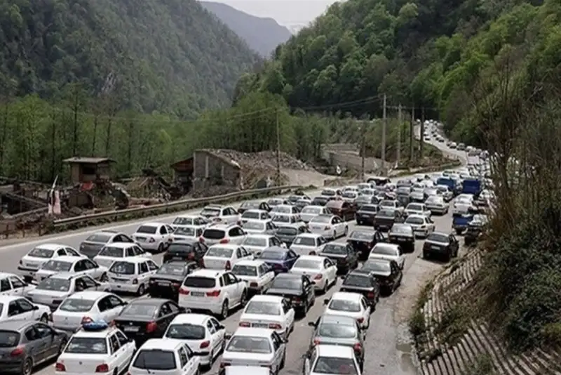 انسداد چالوس به تهران‌؛ مسافران در دام ترافیک هراز و فیروزکوه