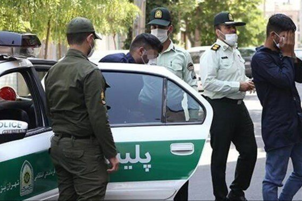 عملیات ورود به مخفیگاه فروشنده گل توسط ماموران پلیس+ فیلم