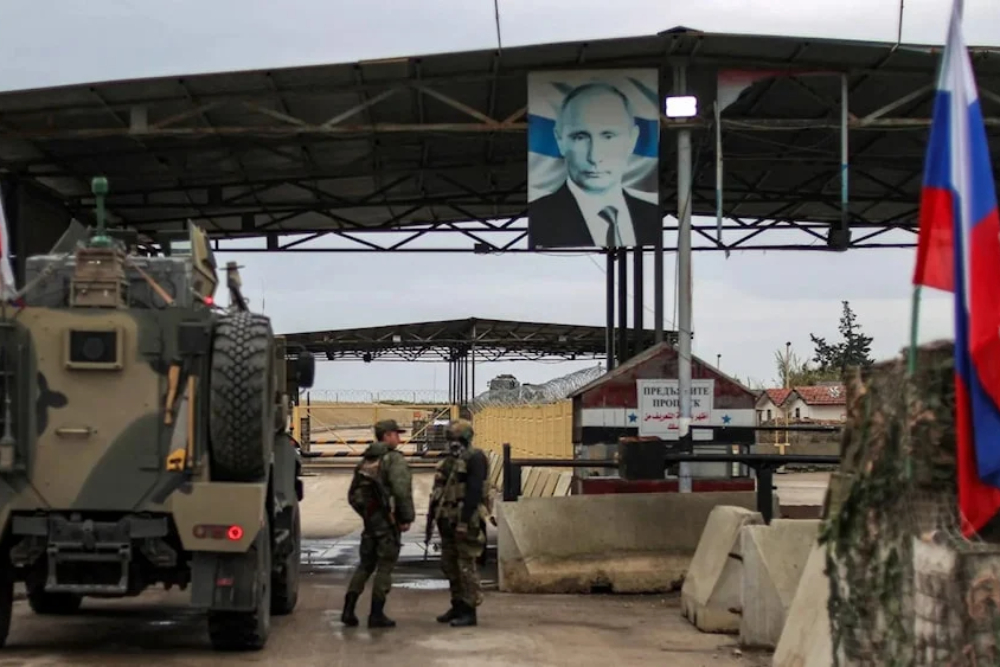 קבוצה חמושה תוקפת את בסיס חמימים הרוסי, ולברוב מזהיר מפני טיהור אתני.