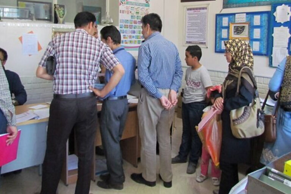 مدارس دولتی حق گرفتن وجه برای کارنامه را ندارند