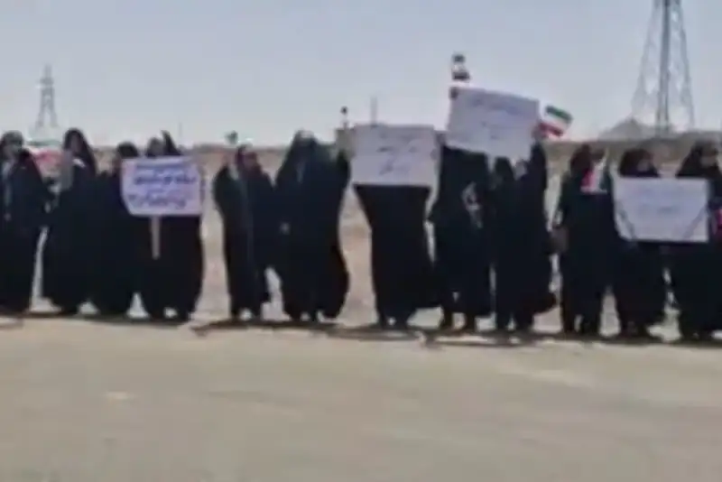 زنجیره انسانی دانشجویان مقابل تأسیسات هسته‌ای فردو+ فیلم