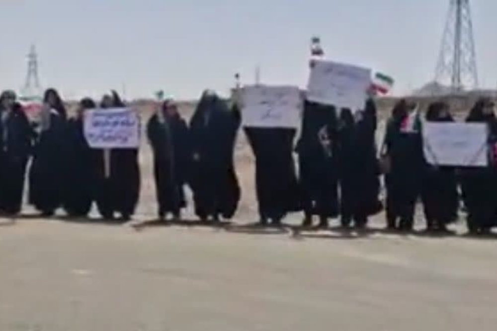 زنجیره انسانی دانشجویان مقابل تأسیسات هسته‌ای فردو+ فیلم