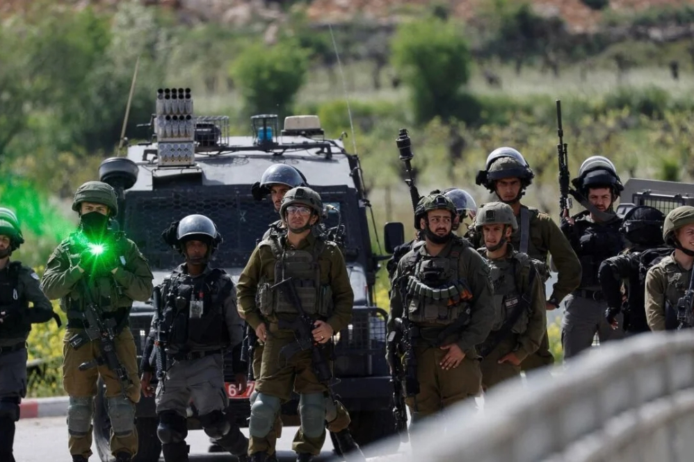 חייל ישראלי נפצע בפיגוע דקירה בקרית ארבע, וכוחות הכיבוש פשטו על הגדה המערבית.