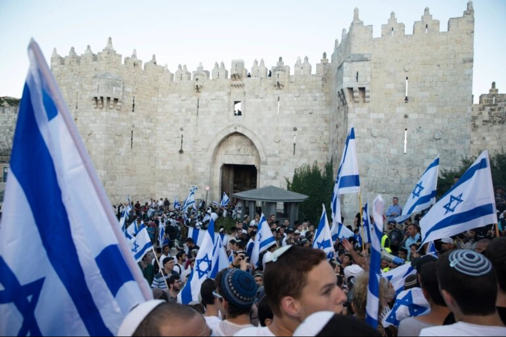 אלפי מתנחלים הסתערו על מסגד אל-אקצא ומבצעים טקסים פרובוקטיביים לקראת צעדת הדגלים.