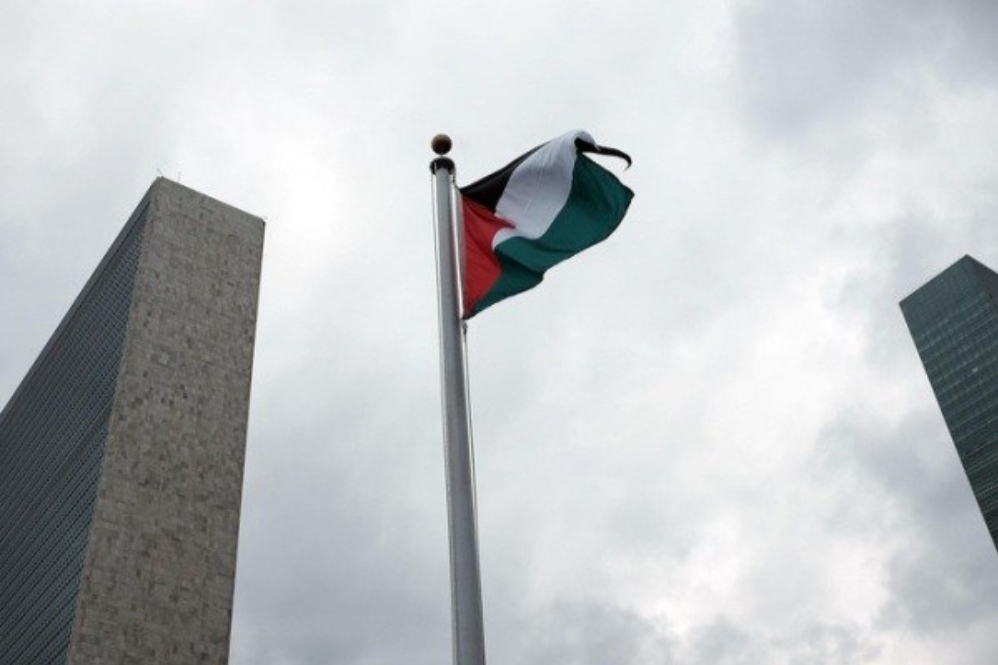 پرچم فلسطین مقابل مقر بهداشت جهانی بالا رفت