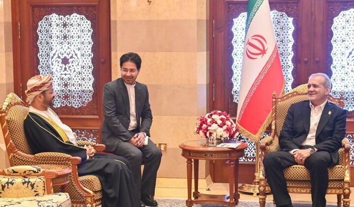 Pezeshkian, Oman FM hold talks, discuss friendly ties